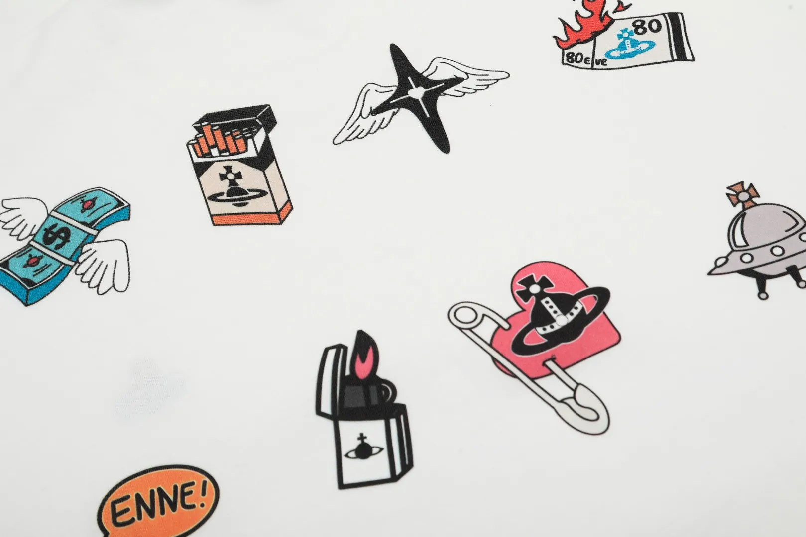 VIVI 147# "Exclusive Style" vivienne west wood Queen Mother of the West Vivienne Saturn small label cartoon printed short-sleeves, full series of correct accessories, every detail is completely restored, and can be filled directly. Size: XS-L